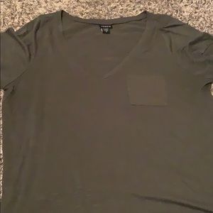 V-neck basic pocket tee